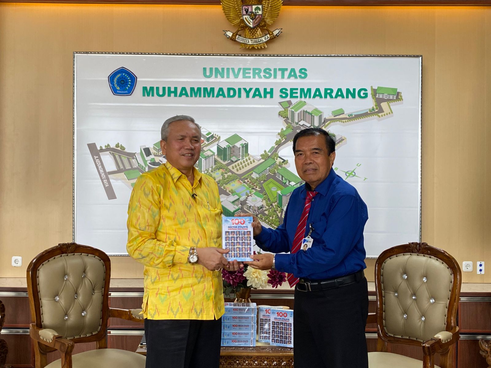 Read more about the article Rektor Unimus Masuk dalam Buku “100 Rektor PTN/PTS Inspirasi Indonesia” Diakui Sebagai Tokoh Inspiratif Pendidikan Tinggi Nasional