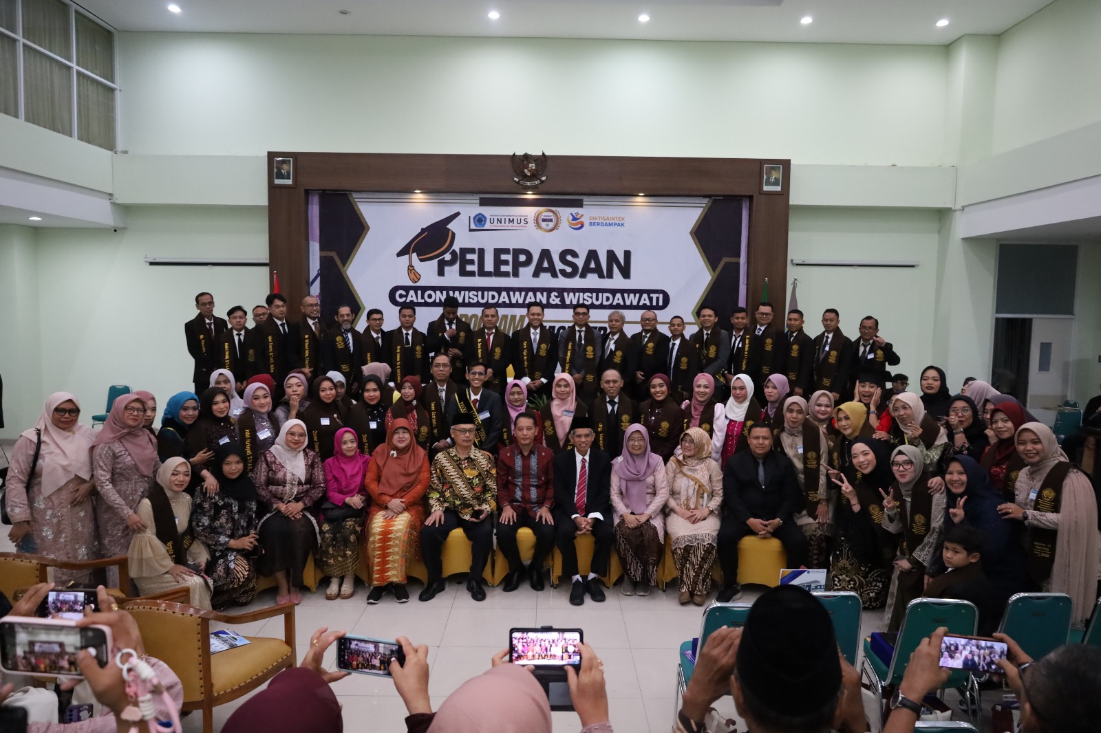 Read more about the article Pascasarjana Unimus Lepas 71 Lulusan dari Empat Program Magister pada Wisuda ke-47