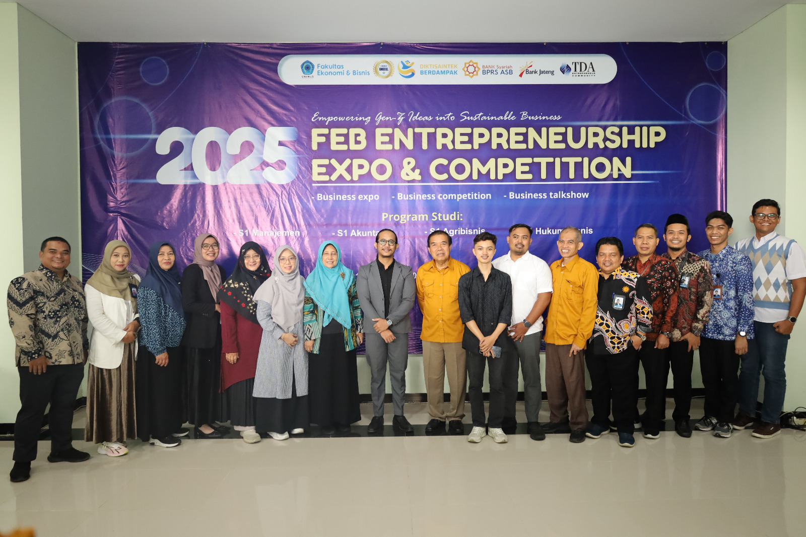 Read more about the article Dari Mahasiswa untuk Masa Depan: Expo FEB UNIMUS Buktikan Kampus Pencetak Job Creator