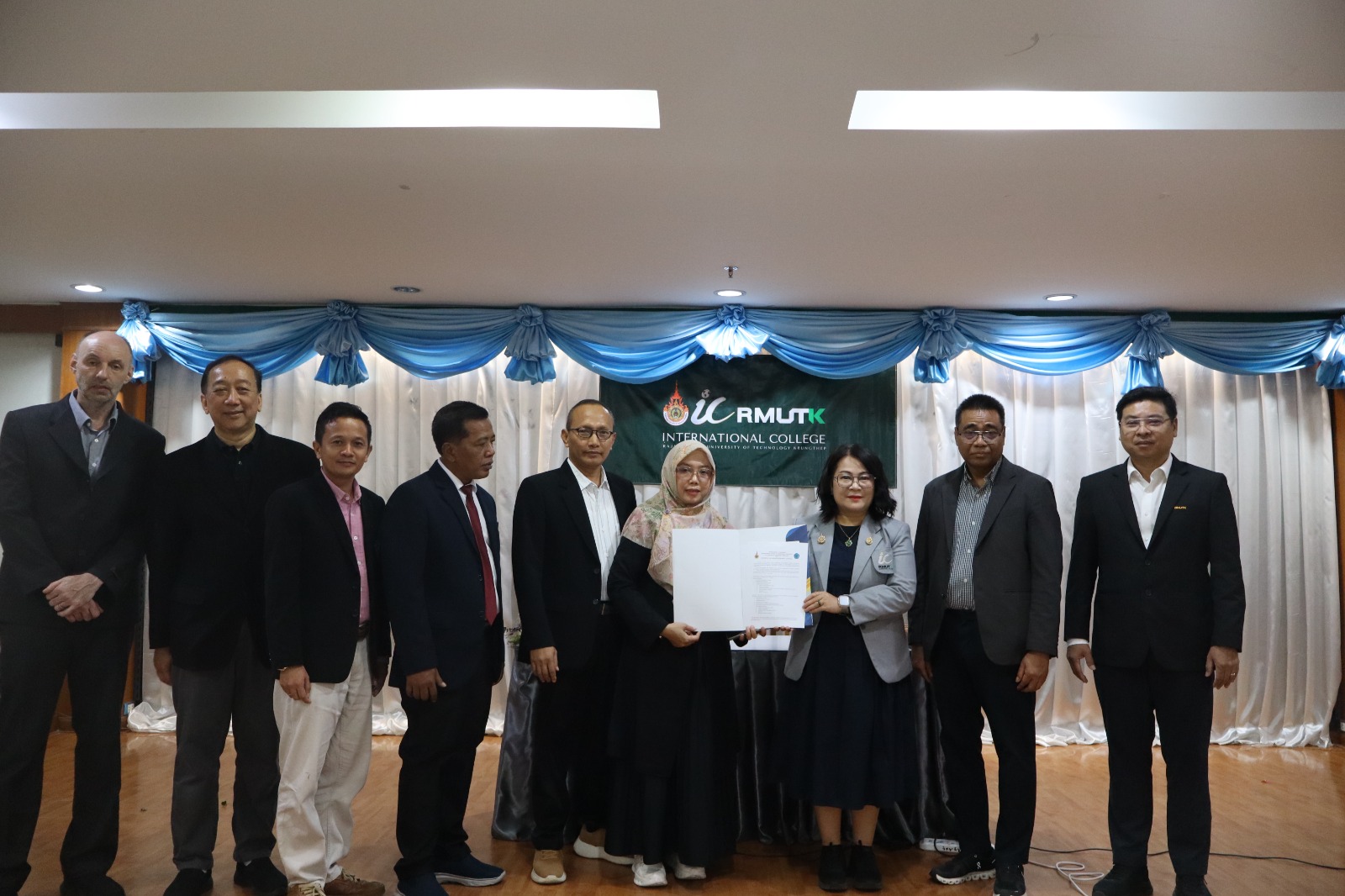 Read more about the article PENANDATANGANAN MoA DAN PARTISIPASI SEMINAR INTERNASIONAL FEB UNIMUS DI THAILAND