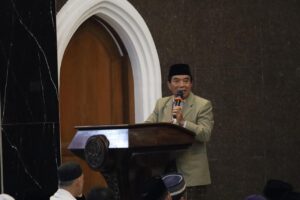 Read more about the article Tarawih Masjid Kampus UNIMUS Semakin Khidmat, Rektor Sampaikan Pesan Disiplin Ruhani