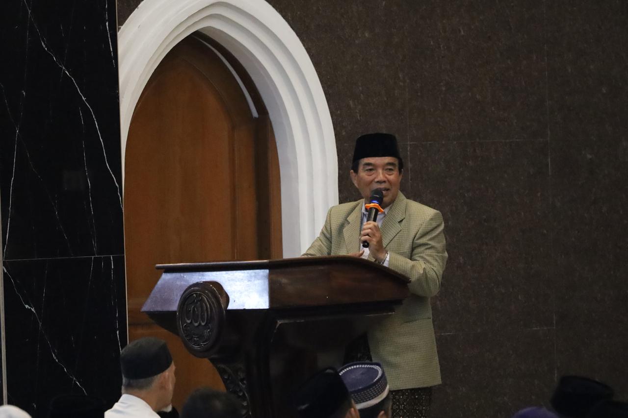 Read more about the article Tarawih Masjid Kampus UNIMUS Semakin Khidmat, Rektor Sampaikan Pesan Disiplin Ruhani