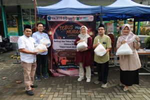 Read more about the article Wujud Kepedulian Kampus, Unimus Bagikan Sembako Gratis dan Tebus Murah bagi Pegawai