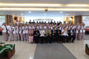 Read more about the article FK Unimus Gelar Angkat Sumpah Dokter ke-44, Luluskan 51 Dokter Baru
