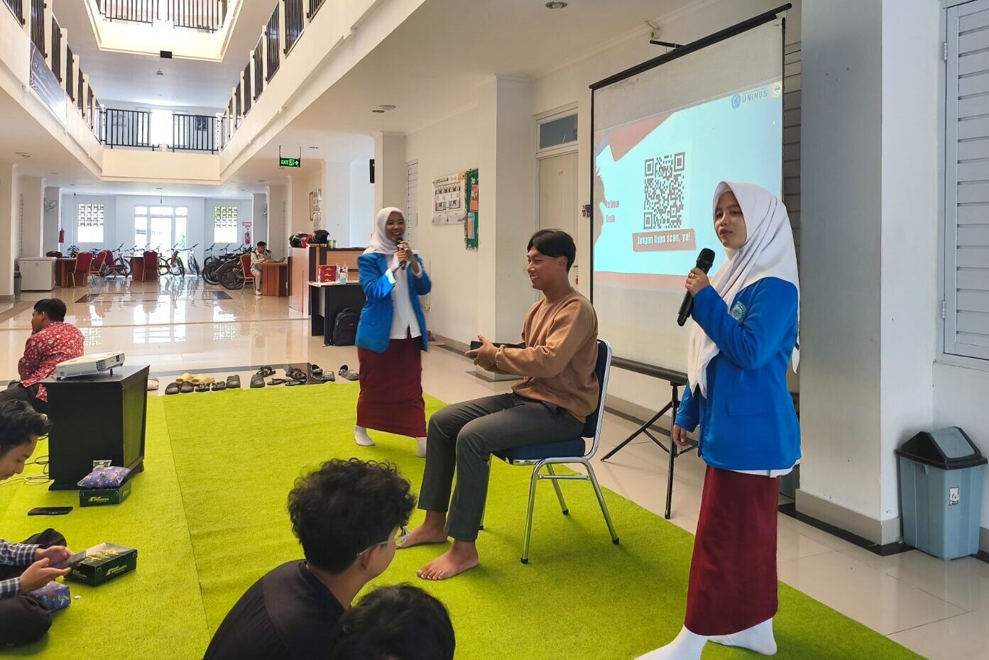 Read more about the article Mahasiswa Keperawatan UNIMUS Edukasi Santri Tangani GERD lewat Terapi Zikir dan Murotal