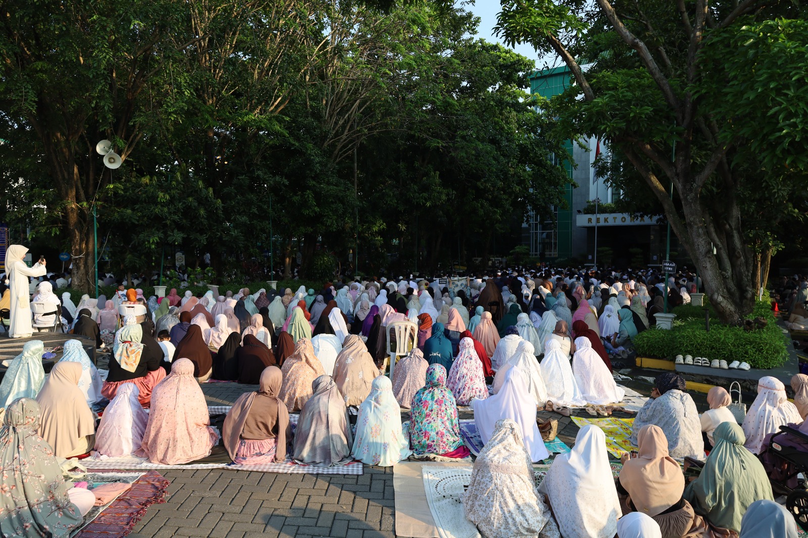 Read more about the article Merawat Ukhuwah di Hari Kurban, Ribuan Jemaah Hadiri Salat Iduladha di Kampus Unimus