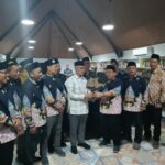 KETUA LDK PWM JAWA TENGAH BERIKAN HADIAH WAYANG SEMAR KEPADA KETUA UMUM PP MUHAMMADIYAH