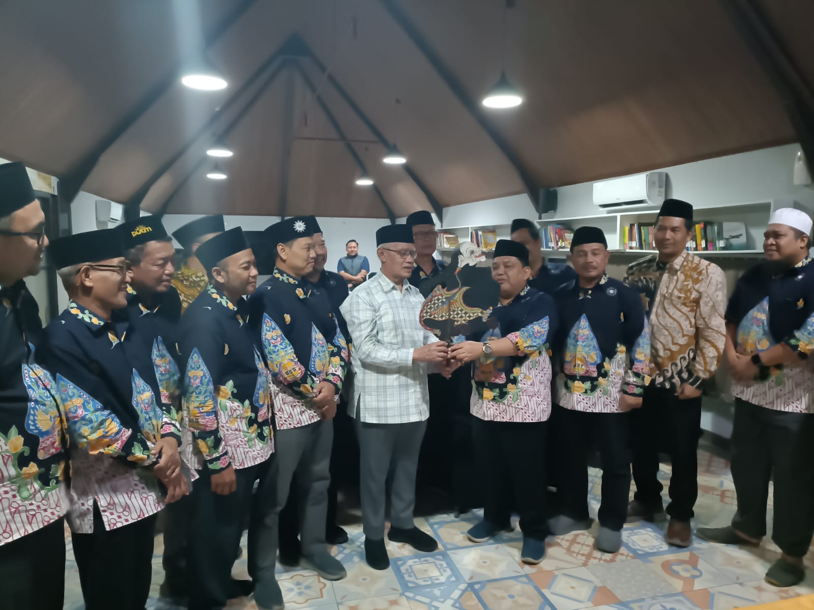 Read more about the article KETUA LDK PWM JAWA TENGAH BERIKAN HADIAH WAYANG SEMAR KEPADA KETUA UMUM PP MUHAMMADIYAH
