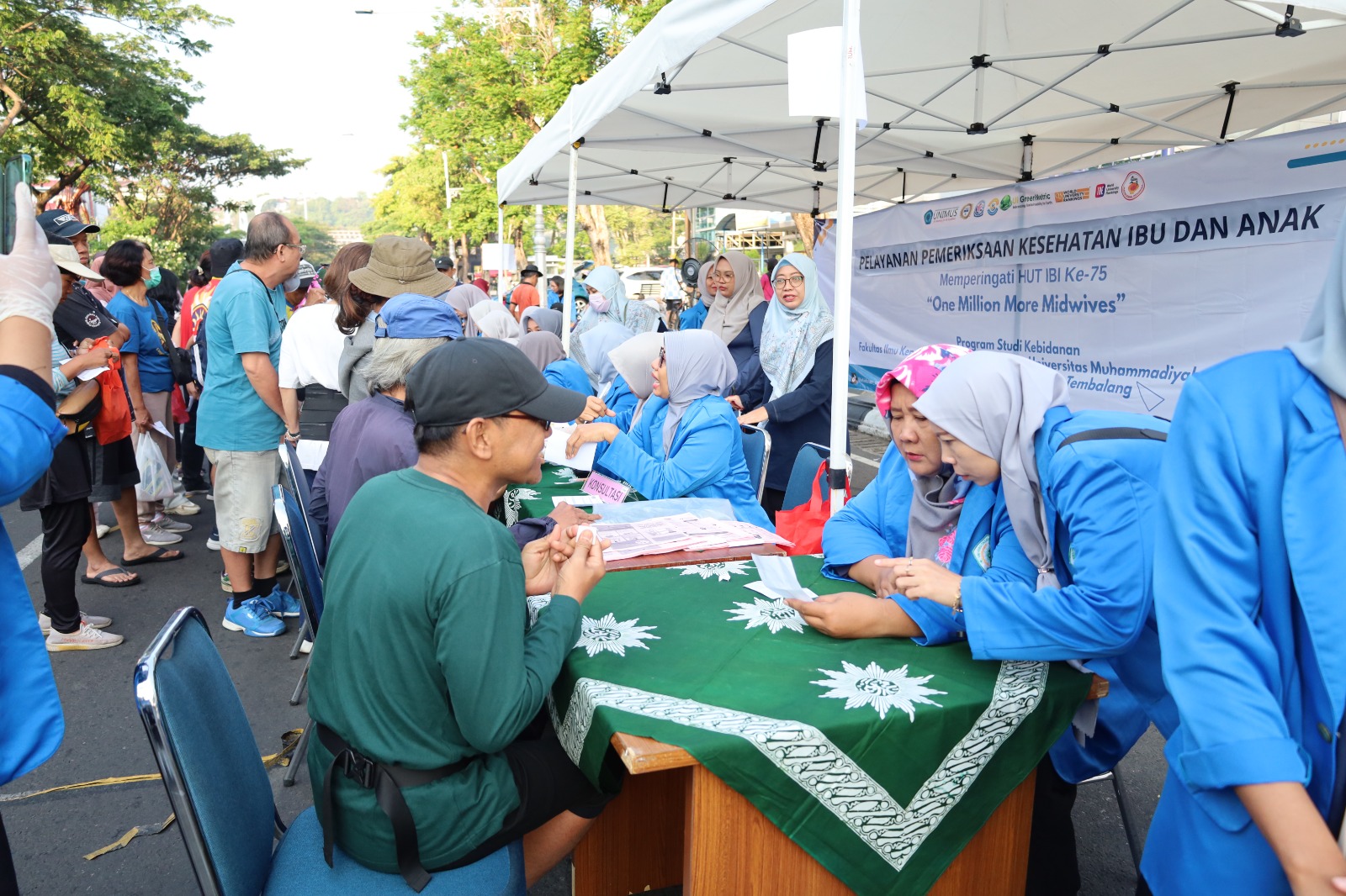 Read more about the article Peringati HUT IBI ke-75, Prodi Kebidanan Unimus Gelar Layanan Kesehatan Gratis di CFD Simpang Lima