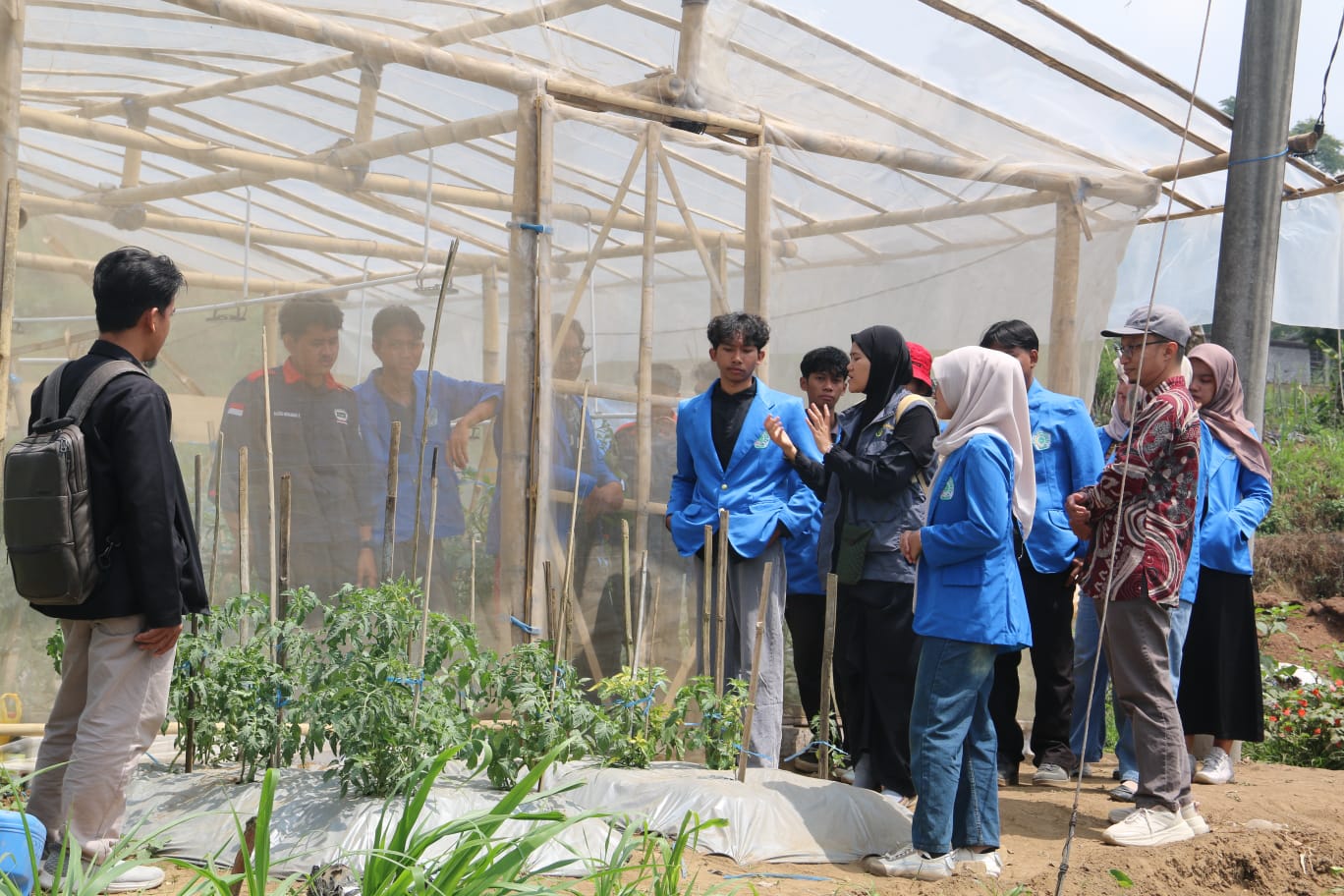 Read more about the article Tim PPK Ormawa HIMATIKRO UNIMUS Terima Kunjungan Visitasi Lapangan Program SMART GREENTASAN 2026 di Desa Getasan