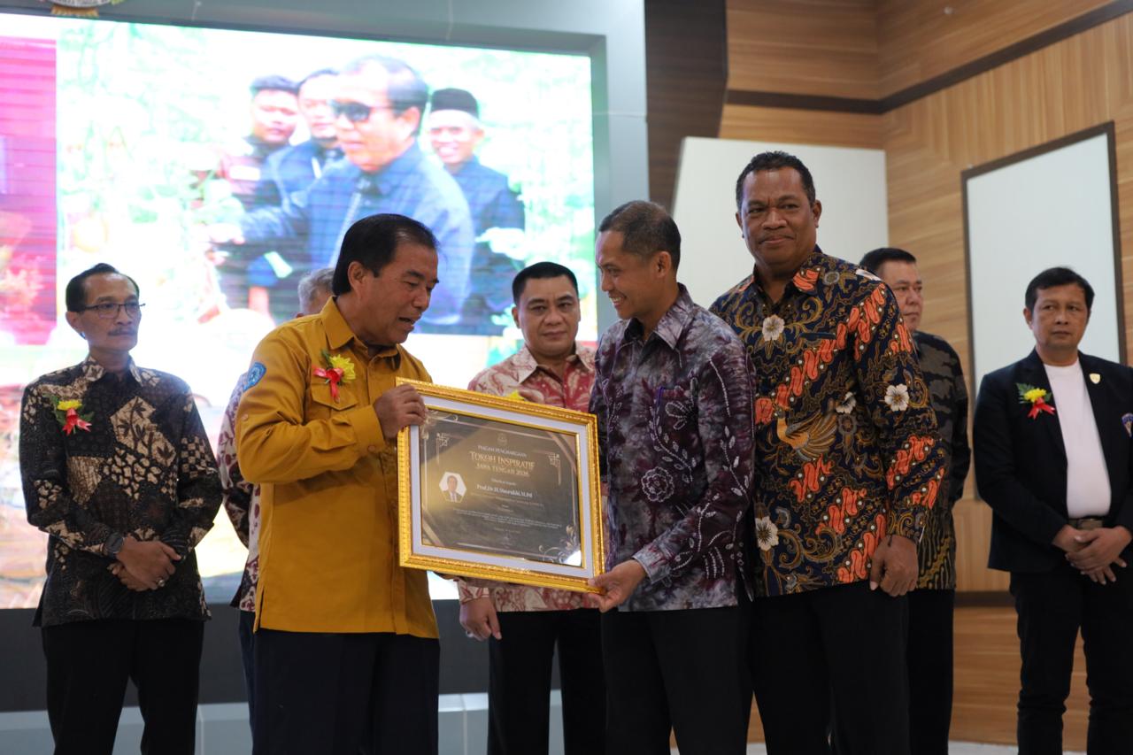 Read more about the article Prof. Masrukhi Raih Penghargaan Tokoh Inspiratif Jawa Tengah 2026, Jadi Teladan di Bidang Pendidikan
