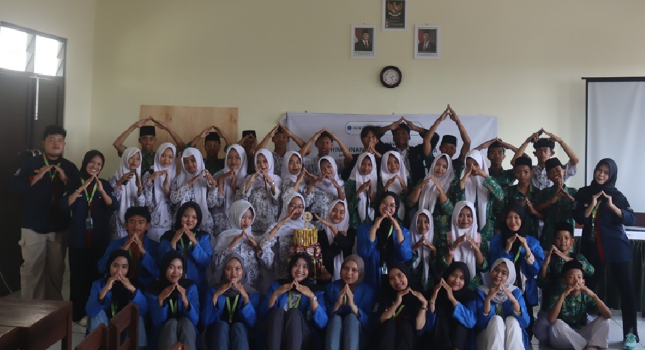 Read more about the article PPK ORMAWA HIMASTA UNIMUS AJARKAN PUBLIC SPEAKING DAN KAMPANYE ISU LINGKUNGAN MELALUI SEDESA DI SMA ISLAM NAHDLATUL SYUBBAN PLOSO