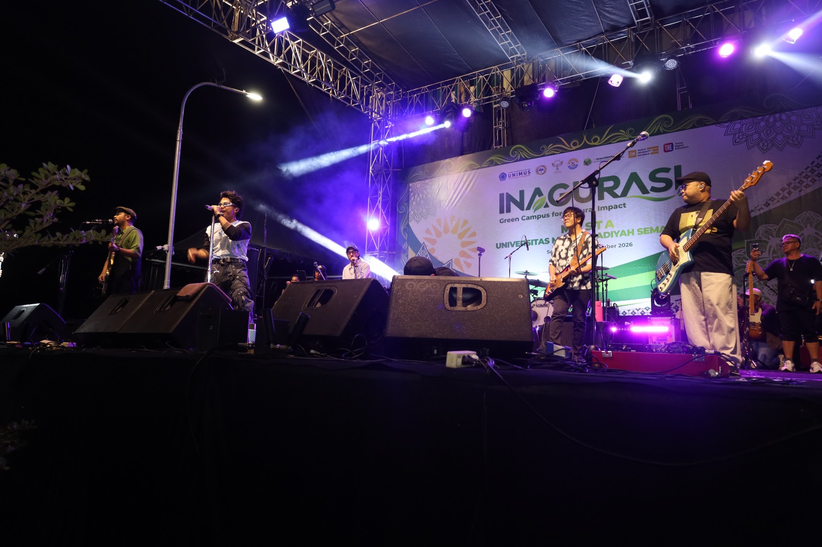 Read more about the article Nidji Bawa Euforia di Puncak Masta UNIMUS 2026
